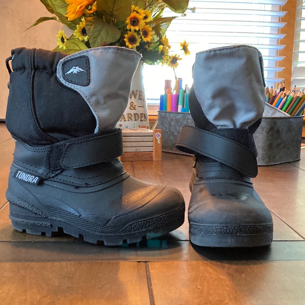 Boys girls unisex Tundra snow boots size 9 toddler